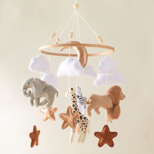 Mobile bébé savane avec éléphant, girafe, lion et zèbre en feutrine