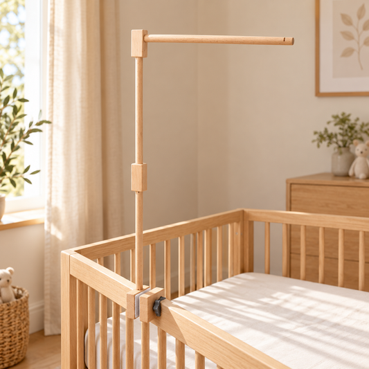 Support de mobile bébé en bois, socle carré — photographie lifestyle chambre bébé