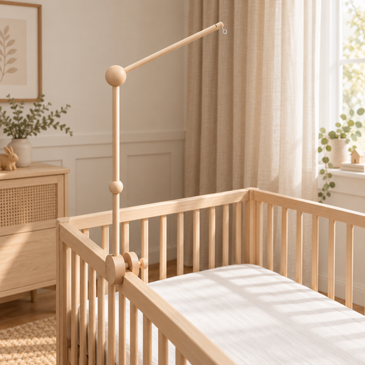 Support de mobile bébé en hêtre, socle rond — photographie lifestyle chambre bébé